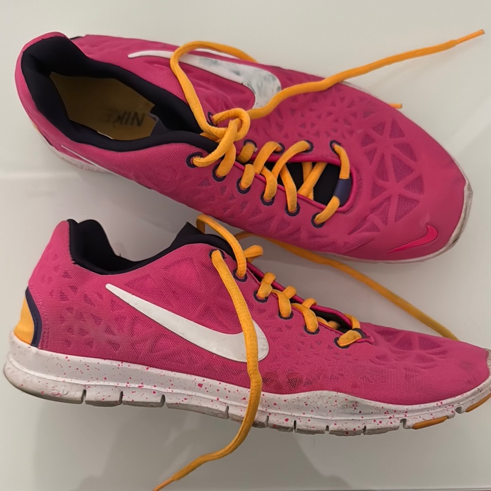WOMENS NIKE FREE RUN SZ 9